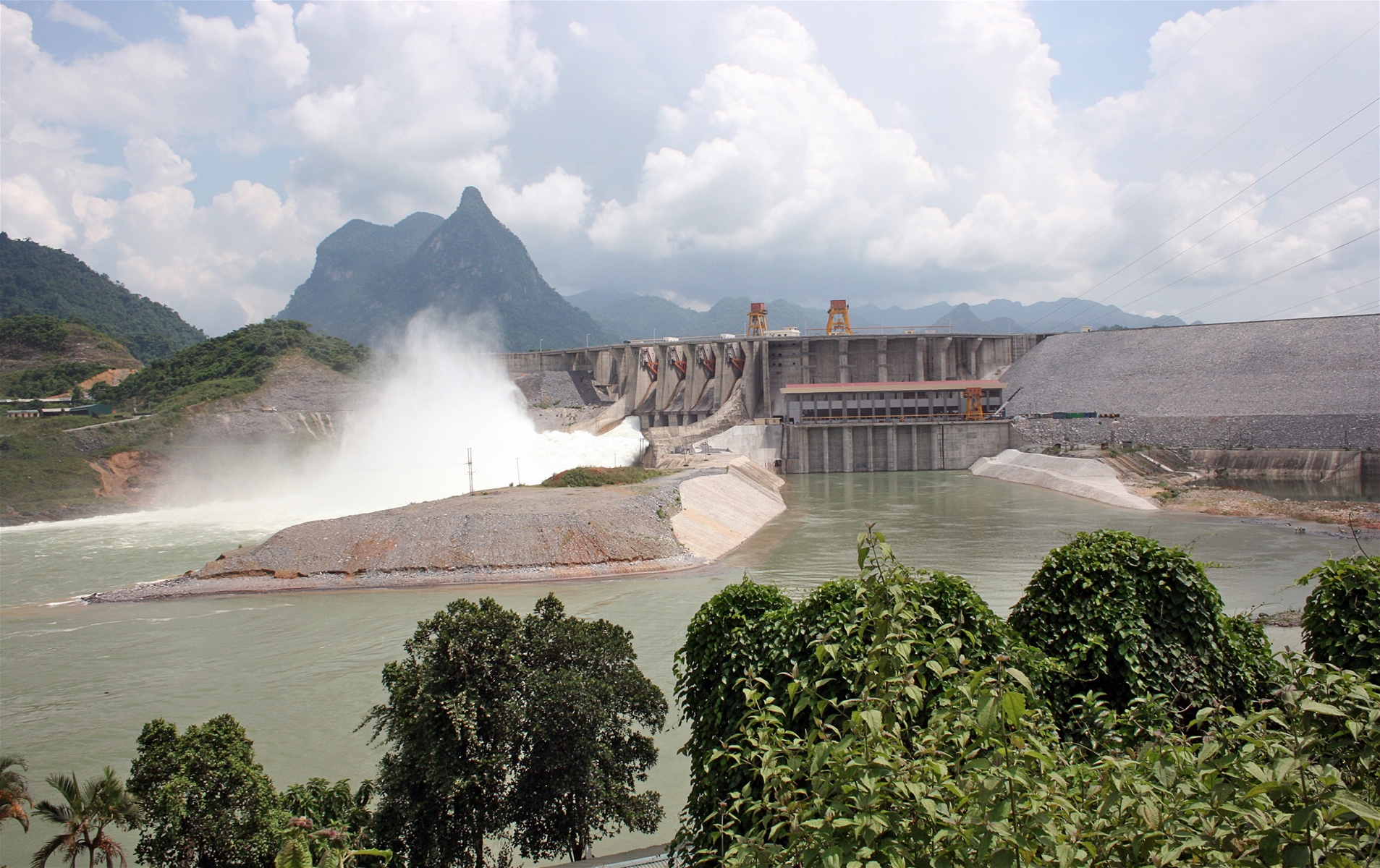 Toàn cảnh đập thủy điện Tuyên Quang