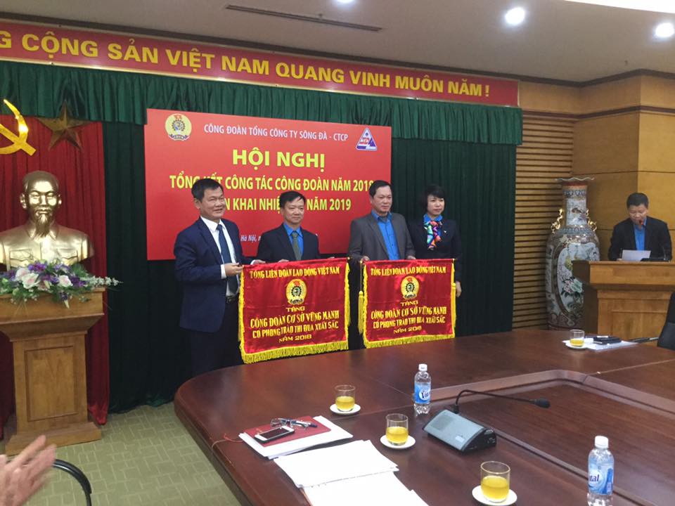 Công đoàn Công ty cổ phần Sông Đà 9 nhận cờ thi đua xuất sắc của Tổng Liên đoàn Lao động Việt Nam